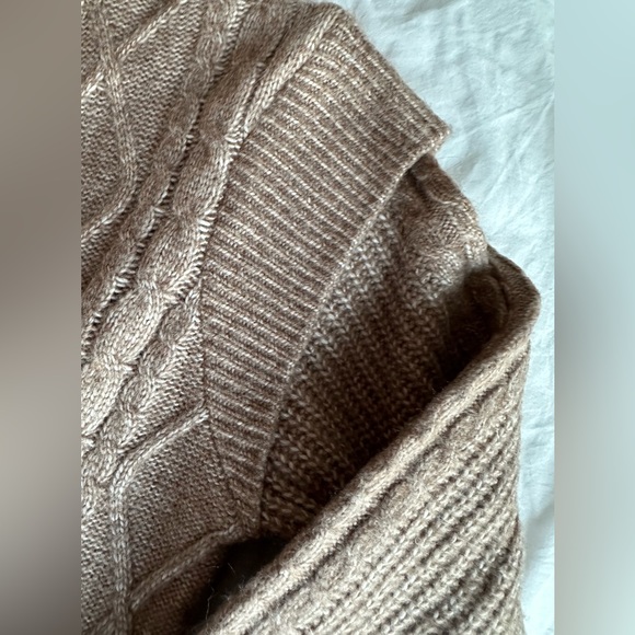 Light, soft, slightly cropped - Picture 3 of 10